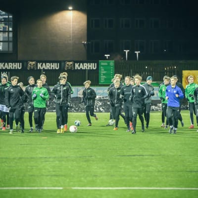 Ett helt fotbollslag springer sida vid sida.