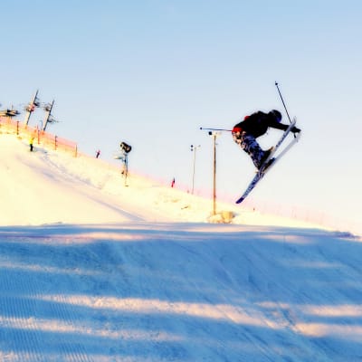 Freestyle-skidåkning i Tallmo i Sibbo.