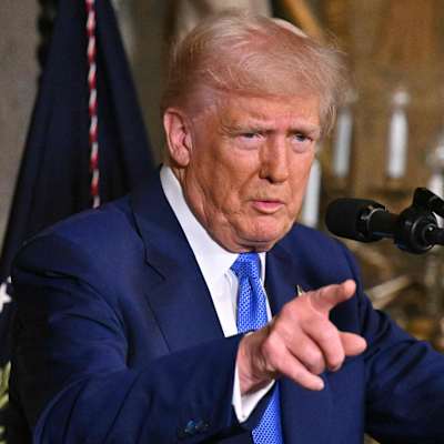 Yhdysvaltain presidentti DonaldTrump vastaa kysymyksiin ja osoittaa eteensä.