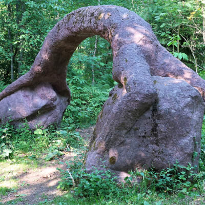 Skulptur i sten som föreställer stor båge.