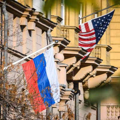 Rysslands och USA:s flaggor i Moskva