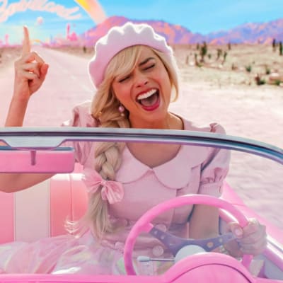 Barbie sjunger i bilen.