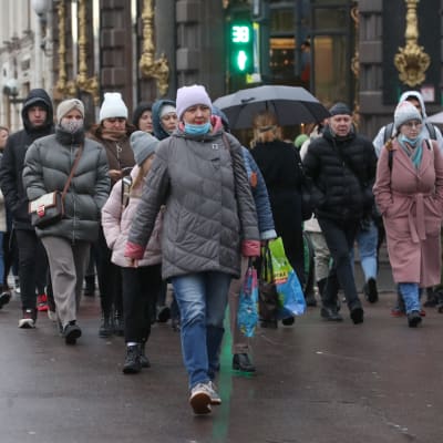 Fotgängare går över gatan i S:t Peterburg.