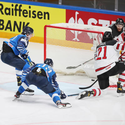 Suomen pelaajat eivät onnistuneet estämään Kanadan Nick Paulia. Hän laittoi kiekon maaliin.