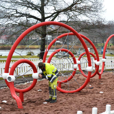 Lekredskap i Centralparken, röd metallknorr med nät.