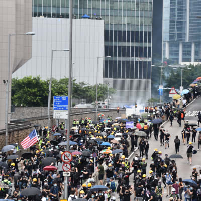 Demonstranterna tog tillfälligt över en av huvudgatorna. Kinas största garnison i Hongkong finns bakom muren till vänster.