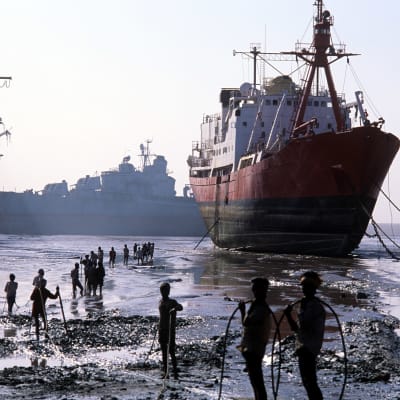 Laivoja ja niiden purkajia Intian Alangissa 1993.