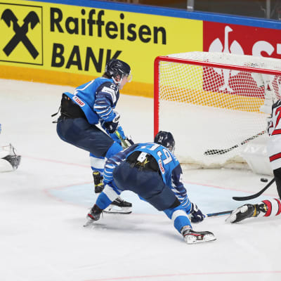 Suomen pelaajat eivät onnistuneet estämään Kanadan Nick Paulia. Hän laittoi kiekon maaliin.
