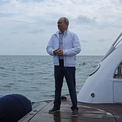 Putin jahtinsa kannella