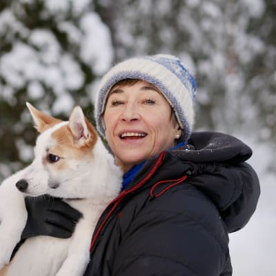 Paula Sieppi koiransa Utun kanssa.