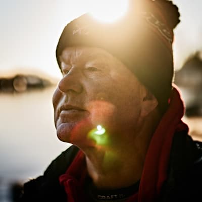 Pekka Kaartinen auringon laskiessa.
