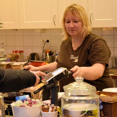 En kund betalar i kassan till cafébiträdet Marika Sontag.