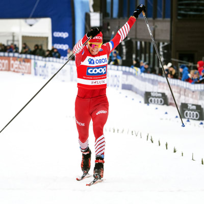 Alexander Bolsjunov korsar mållinjen i Falun.