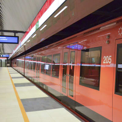 Ett metrotåg vid perrongen.