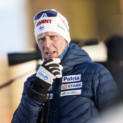 Skidskyttetränaren Jonne Kähkönen under en tävling i Kontiolax.