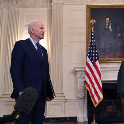 President Joe Biden talar till pressen efter att senaten godkänt ett stort stödpaket