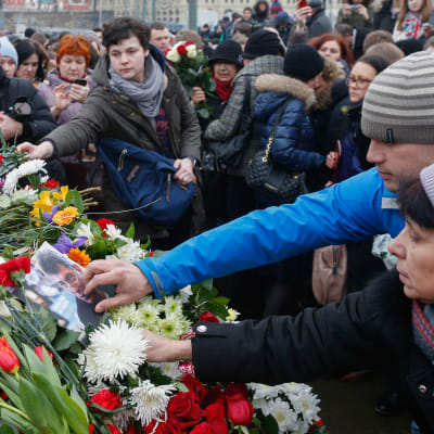 Människor lägger blommor på den plats i Moskva där Boris Nemtsov dödades.
