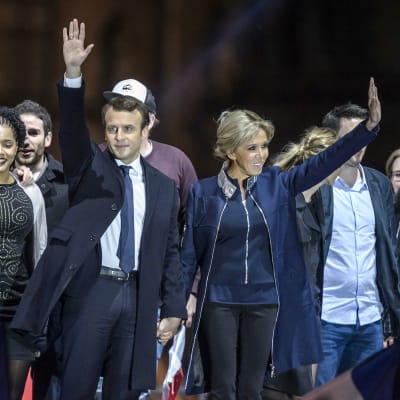 Emmanuel Macron och hans hustru Brigitte Trogneux under valkvällen.