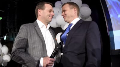 Röstkungen Jan Vapaavuori och partiordförande Petteri Orpo skakar hand på Samlingspartiets valvaka.