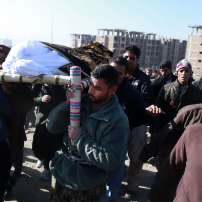 Ett rekordstort antal dödsoffer i terrordåd begravdes ifjol. Denne man hörde till de trettio civila som dödades i en bombattack mot parlamentet i Kabul i början av januari