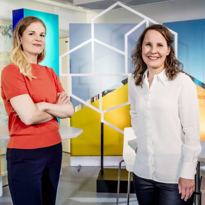 Programledarna Nora Engström och Maria Nylund.
