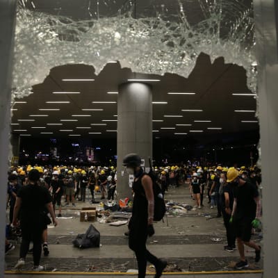 Demonstranter som brutit sig in i parlamentsbyggnaden i Hongkong. 