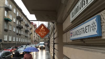 En gatuskylt i Litauen där gatan har två namn varav det ena är på isländska.