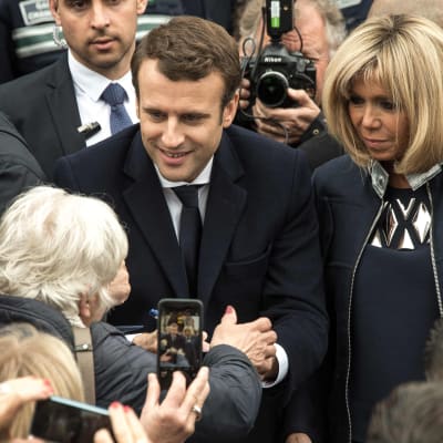 Emmanuel Macron och hans fru Brigitte Trogneux har röstat i presidentvalet.