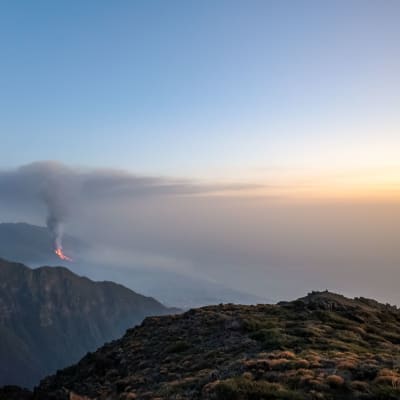 La Palman saaren tulivuorenpurkaus näkyy kuvassa.