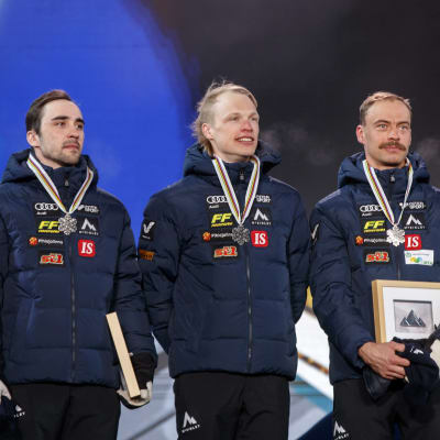 Suomen viestinelikko palkintojenjaossa.