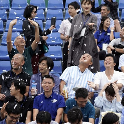 Publik i Tokyo testar på att bli avsvalkade av snökanoner.