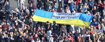 En ukrainsk flagg på Petersplatsen under påvens tal Urbi et Orbi julen 2022.
