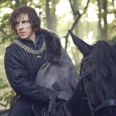 Rikhard III (Benedict Cumberbatch) Ontto kruunu -sarjan toisella tuotantokaudella.