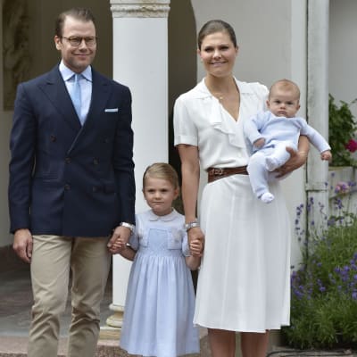 Prins Daniel, prinsessan Estelle, kronprinsessan Victoria och prins Oscar i ett familjeporträtt.