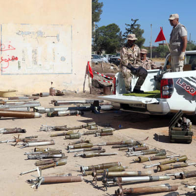 YK:n tunnustaman GNA-hallinnon joukot keräsivät miinoja ja räjähteitä Salah al-Dinin alueella Libyassa 22. heinäkuuta 2020. 