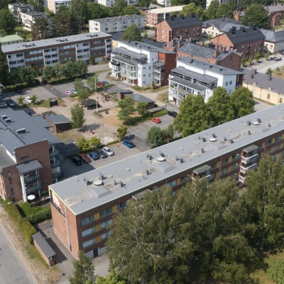 Ilmakuva Hämeenlinnalaisesta asuinkiinteistöalueesta.