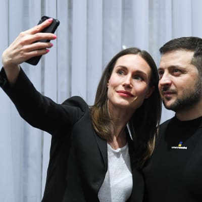 Finlands statsminister och Ukrainas president poserar för en selfie