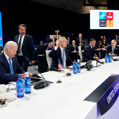 Natos generalsekreterare Jens Stoltenberg omgiven av världsledare under toppmötet i Madrid