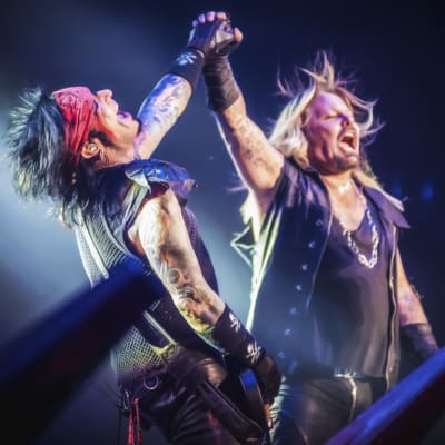 Nikki Sixx ja Vince Neil Mötley Crüen viimeisessä konsertissa 2015