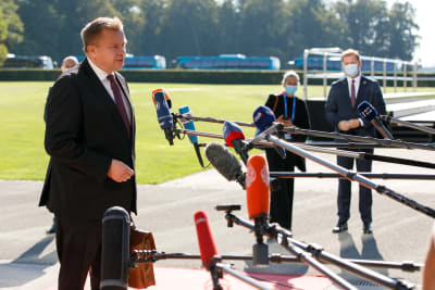 Försvarsminister Antti Kaikkonen utfrågas av internationell media