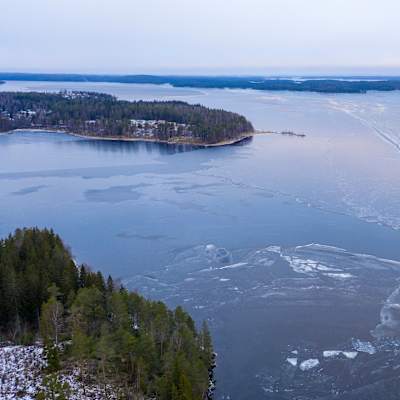 isbeklädd sjö (Saimen). Bilden är tagen uppifrån med en drönare.