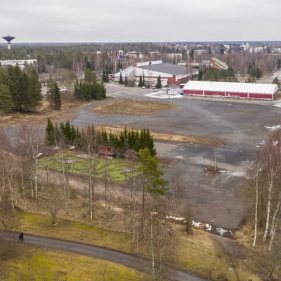 ilmakuvaaa jäähallin takaa tyhjä kenttä jossa on puita
