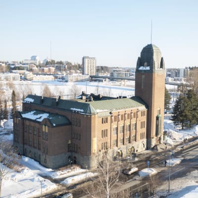 Joensuun kaupungintalo ilmakuvassa aurinkoisena kevättalven päivänä.