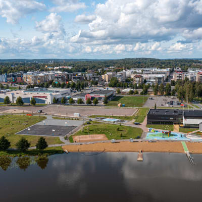 Ilmakuva Hämeenlinnan uimahallista sekä uimarannasta. 