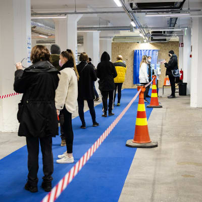Riskiryhmäläisiä ja iäkkäitä rokotettiin 14. huhtikuuta Helsingissä Jätkäsaaren rokotuspisteellä.
