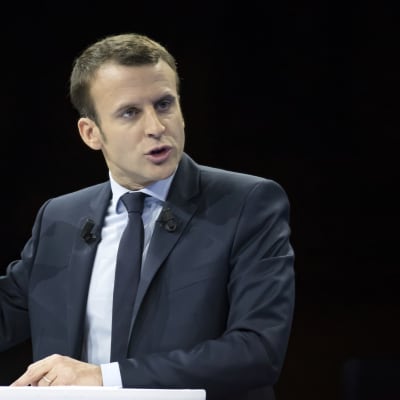 Den förre ekonomiministern och obundne mittenkandidaten Emmanuel Macron har seglat upp som ett överraskningsnamn som kan nå den andra valomgången