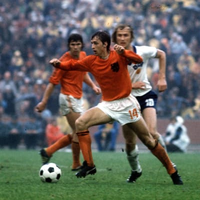 Johan Cruyff med bollen.
