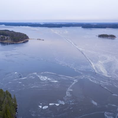 isbeklädd sjö (Saimen). Bilden är tagen uppifrån med en drönare.