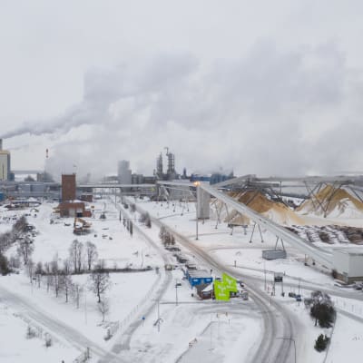 Bild tagen från luften av Metsä Fibres fabrik i Kemi.