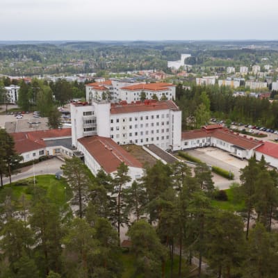 Entinen Pohjois-Kymen sairaalarakennus ja Kymenlaakson psykiatrinen sairaala Sairaalanmäellä Kouvolan Kuusankoskella.